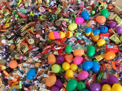 お菓子入りのカラフルなイースターエッグ