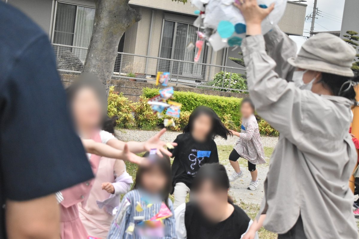 イースターパーティーのピニャータでお菓子が降ってくる瞬間
