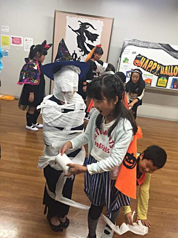 ミイラ作りゲームで盛り上がる子どもたち