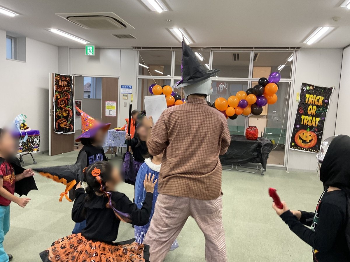 仮装した先生を囲むハロウィンパーティーの様子