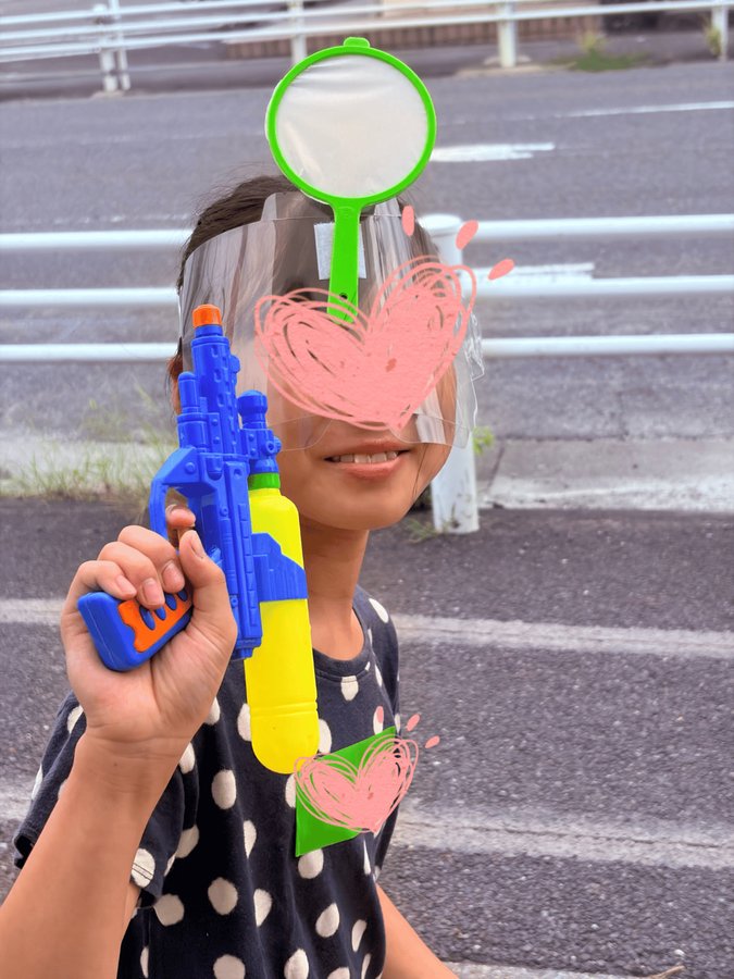 水鉄砲を構えてポーズをとる参加者