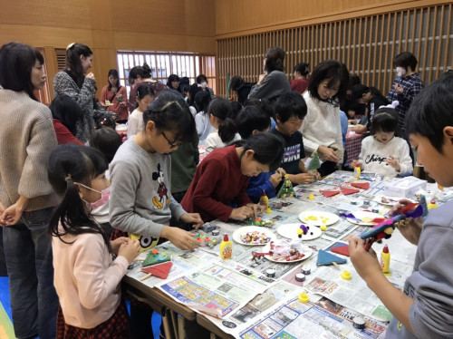 クリスマスパーティーのクラフトの様子