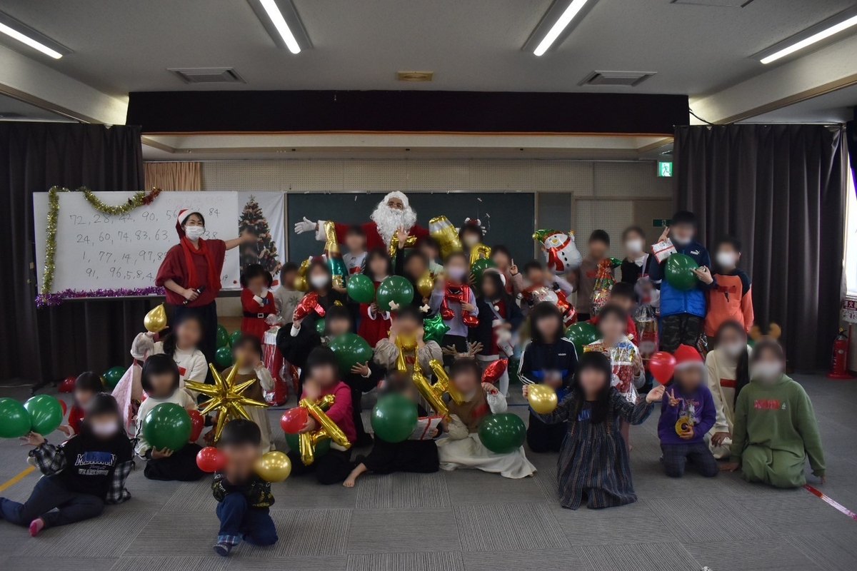 サンタさんと一緒のクリスマスパーティー集合写真